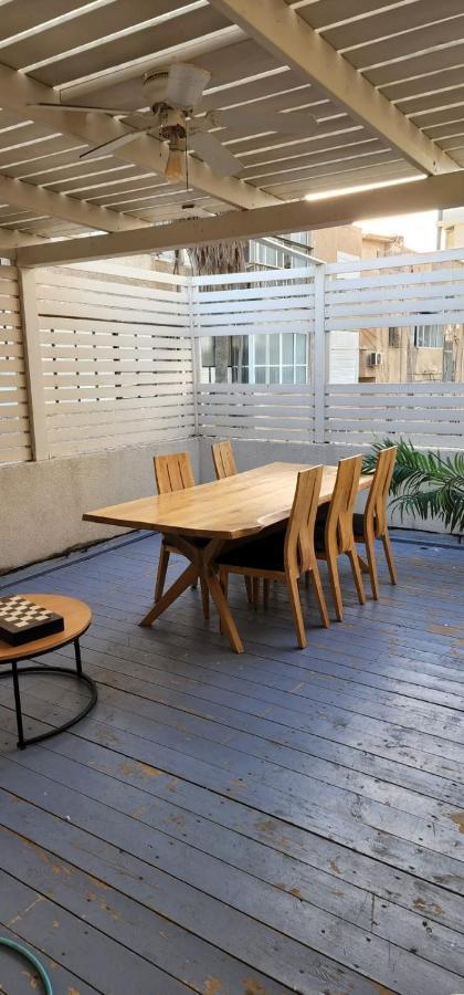 Appartamento דירת סטודיו יפיפיה על גג ומרפסת שמש ברחוב הירקון Tel Aviv Esterno foto