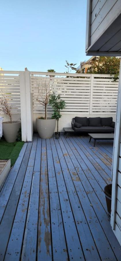 Appartamento דירת סטודיו יפיפיה על גג ומרפסת שמש ברחוב הירקון Tel Aviv Esterno foto