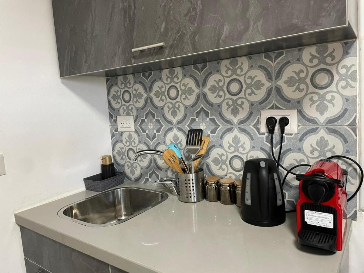 Appartamento דירת סטודיו יפיפיה על גג ומרפסת שמש ברחוב הירקון Tel Aviv Esterno foto