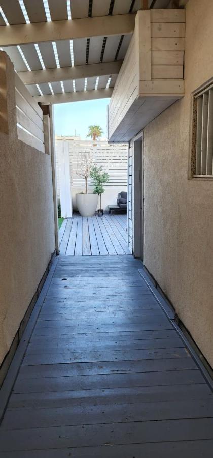 Appartamento דירת סטודיו יפיפיה על גג ומרפסת שמש ברחוב הירקון Tel Aviv Esterno foto
